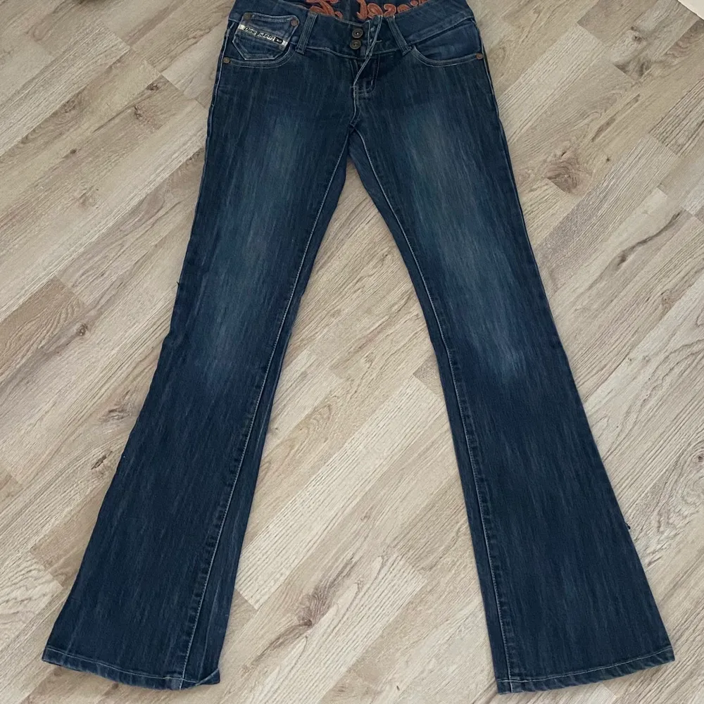 jättesköna jeans från 2000- talet i märket dieselTeams. Favoriter men bara använt 4 gånger då dom är för långa i benen för mig. Står storlek S på lappen men skulle säga det är en 34/36. Jeans & Byxor.