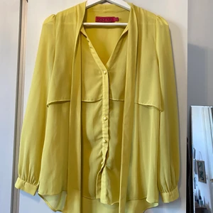 Gul blus från Bohoo - Glukos blus från Bohoo strl. 36. Är mer gul i verkligheten än på bilderna. Mycket bra skick!