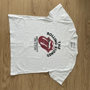Rolling Stones t-shirt - PRIS KAN DISKUTERAS! Säljer min rolling Stones T-shirt i storlek M. Den är oversized så skulle säga att den passar en L också. Köpt för 399kr och använda några få gånger, den är som ny. Säljs för 200kr + frakt 45kr! KÖP DIREKT 200kr inklusive frakt
