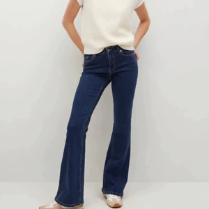 Midwaist bootcut jeans - mörkblåa utsvängda jeans från Mango med medelhög midja. de är iprincip nya, endast använda två gånger💓