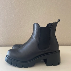 Steve Madden boots - Steve madden boots med lite klack. Super snygga och sköna boots som är i jättefint skick. Storlek 38. 