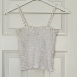 Smockad topp - Topp från brandy melville. Använd fåtal gånger.