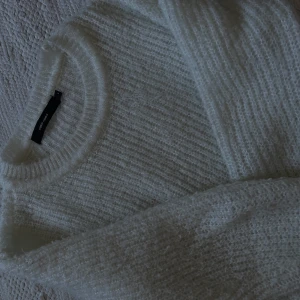 Stickad tröja  - En fin stickad tröja ifrån VERO MODA 🤍🤍Använd ett fåtal ggr, väldigt skön och varm!