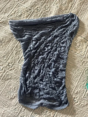 Zara asymmetrisk topp - Zara off the shoulder topp, Inte använd så många gånger. KÖP BARA VIA POSTNORD!