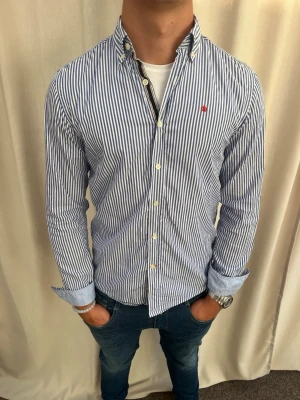 Morris skjorta - Riktigt snygg skjorta från Morris.Mycket bra skick. Strl M, personen på bilden är 185 cm lång. Skicka gärna prisförslag. Kika in min profil för mer schyssta plagg