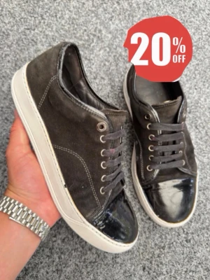 Lanvin uk6 svart 20% rea 🚨  - Ordinarie pris: 1399kr. Nuvarande pris: 1120kr! Säljer nu dessa supersnygga lanvin skor. Dom är svarta och i storlek uk6/40-41. Skick 6/10 begagnade och använda men fortfarande bra skick. Sulan är behandlad med whitningcream. Nypris 5200kr. Hör av dig vid frågor eller funderingar. Fraktar inom 24H😄