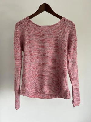 Old Navy Stickad tröja - Old Navy Stickad tröja Storlek: S  Färg: Rosa/vit melerad (marled) Passform: Relaxed fit Krage: Båtringning (Boat Neck) Material: 100% bomull Skick: Denna stickade tröja är i ett väldigt fint skick utan defekter  Nypris cirka: 400 kr