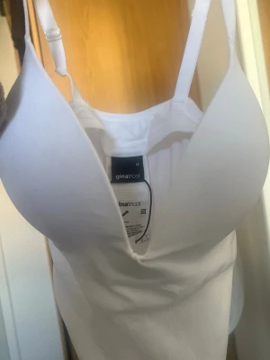 Vit body från Gina Tricot - Säljer en vit body från Gina Tricot i modellen Soft Sculpt Wow Body. Helt ny med prislapp och eftersom att den är köpt i butik så har jag märkt att den har några defekter som går bort lätt i tvätt! Säljer då min mamma köpte en för liten⭐️