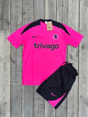 Chelsea träningsset rosa/svart Nike - Helt ny, storlek S för men.