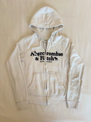 Vintage Abercrombie and Fitch - Tjaaa🫣Säljer min hel sinnes sjukt snygga abercrombie and fitch zip up hoodie🤩 tvecka inte på att skriva ifall ni har några frågor🫡