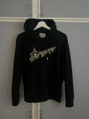 Saint Laurent Hoodie  - Säljer denna riktigt feta Saint Laurent Hoodie i storlek S. Den är i bra skick och väl omhändertagen. Fraktar även samma dag som köp. Hör av dig om du har några funderingar 🙌