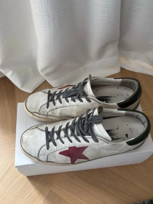 Golden goose skor - Hej säljer dessa golden goose som är i ett bra skick med inga defekter utan bara lite smuts som man enkelt kan tvätta bort man får med dust bag och box med dessa skor och lägg realistiska prisförlag tack kom privat för frågor Strlk 43