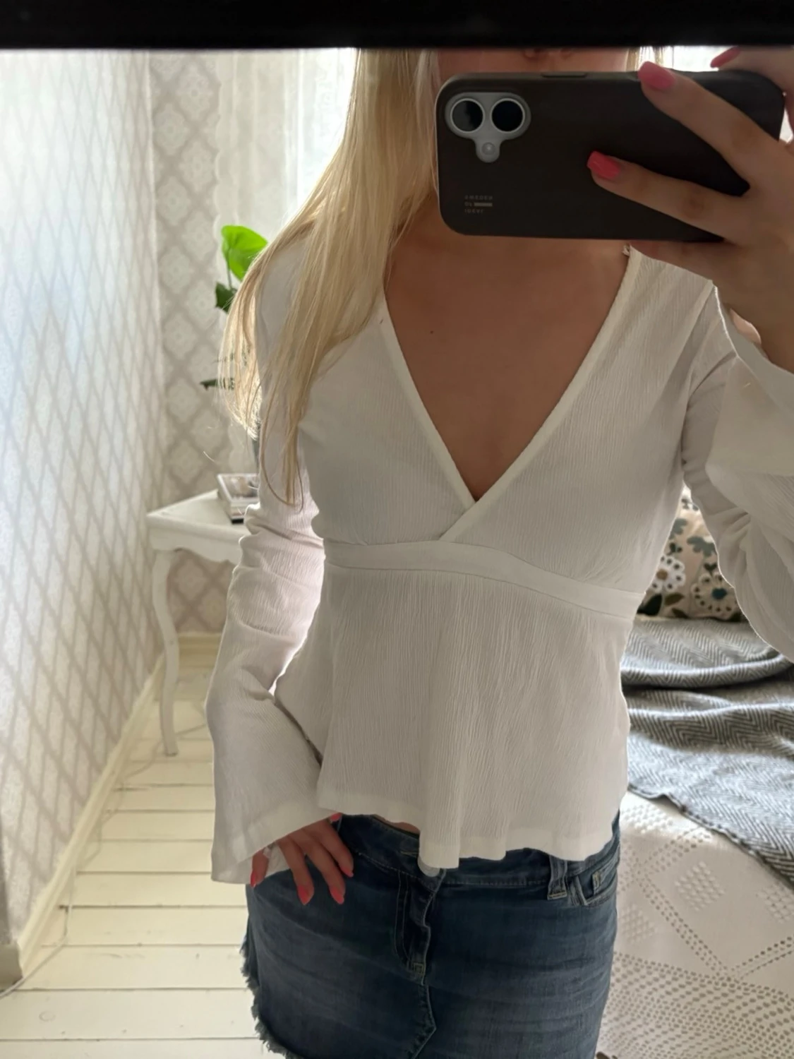 Vit blus med knyt i ryggen - 1
