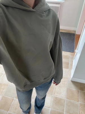 Oversized grå hoodie från Nelly - Säljer en grå hoodie i storlek s då den ej används längre. 