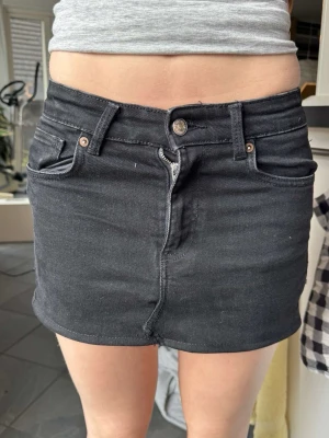 Jeanskjol - Jättefin svart jeanskjol❤️Köpte här på plick men måste tyvärr sälja vidare då den inte passade, (INTE MINA BILDER) 