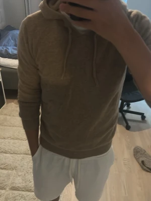 Kashmir hoodie brun - Mycket fint skick. 100% kashmir perfekt för sommarkvällar och till höst och vinter. Fraktar alltid inom 24 timmar!