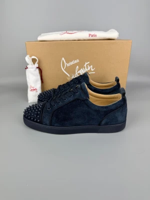 Christian Louboutin Louis Junior Spikes Sneaker Navy | 42.5 - Nästan nyskickade sneakers i marinblått, med box, dustbag och nya skosnören.