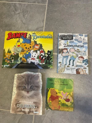 Fyra barnböcker: Bamse, LasseMaja m.fl. - Paket med fyra barnböcker: 'Bamse och Tjuvstaden', 'LasseMajas Detektivbyrå: Zoomysteriet', 'Min kompisbok: Djurens ungar' och 'Nalle Puh och den blåsig dagen'. Färgglada omslag och illustrationer, perfekta för högläsning och mysiga lässtunder.