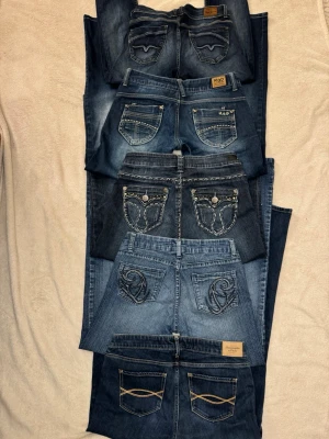 Säljer olika typer av jeans! (Olika storlekar) - DESSA SÄLJS SEPARAT PÅ MIN PROFIL💕Säljer ett gäng snygga blå jeans i olika tvättar storlekar och modeller. Ni hittar varje par separat på min profil! Alla har snyggadetaljer på bakfickorna, och broderier! Det är olika längder och storlekar så be gärna om mått! Pris: 399-436💕Olika märken som ”Abercrombie & Fitch, One love denim, pepe jeans, M.O.D, Amor, Trust & Truth”.  