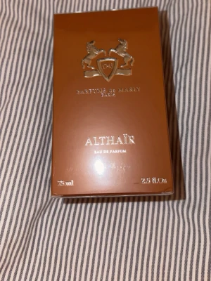 Parfums de Marly Althaïr EdP 60ml - Exklusiv parfym från Parfums de Marly, Althaïr Eau de Parfum. Kommer i en elegant, brun förpackning med silverdetaljer och klassisk logotyp. Doften är lyxig och passar dig som vill sticka ut med en unik signaturdoft. Flaskan har originellt 75ml men har ca 60ml kvar.