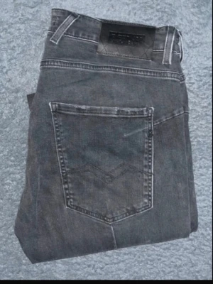 Replay jeans  - Säljer nu dessa Replay jeans. Som det synns på sista 2 bilderna så har jeansen fläckar som har blivit imålade för att ej synas lika mycket. Midja 42cm, längd 106cm, benvidd 16,5cm. Modell ZALDOK. W33 L storleken är okänd men jag anser den vata L32 men utgå från måtten för att vara säker ! JAG SKICKAR INGA FLER BILDER NÄR JAG BÄR JEANSEN :) (s1)