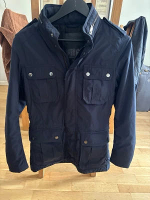 Field jacket  - Field jacket i blått. Jackan är i gott skick och passar bra både till höst som vinter. Storlek XS. Skriv vid frågor eller funderingar!!