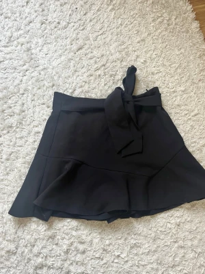 Svarta shorts med knytband från Zara - Shorts från Zara som ser ut som en kjol