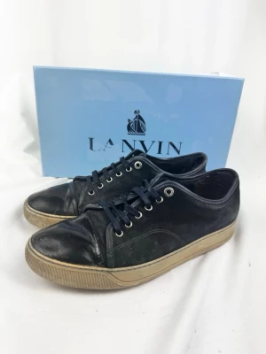 Lanvin Sneakers Svart - 🌸 INFO OM PLAGGET 🌸  ☑️ Märke: Lanvin ☑️ Storlek: 42 ☑️ Färg: Svart ☑️ Skick: ⭐⭐⭐⭐  ✨ Detaljer: ☐ har tecken på användning i hälen men går lätt att fixa med lappar ☐ Rökfritt hem ☐ Djurfritt hem  📏 Passform: ☑️ Normal   📦 Skickas snabbt. 💬 Skriv gärna om du vill ha fler bilder eller mått. 🤍 Paketrabatt vid köp av flera annonser. 🌟 Titta gärna på mina andra annonser!