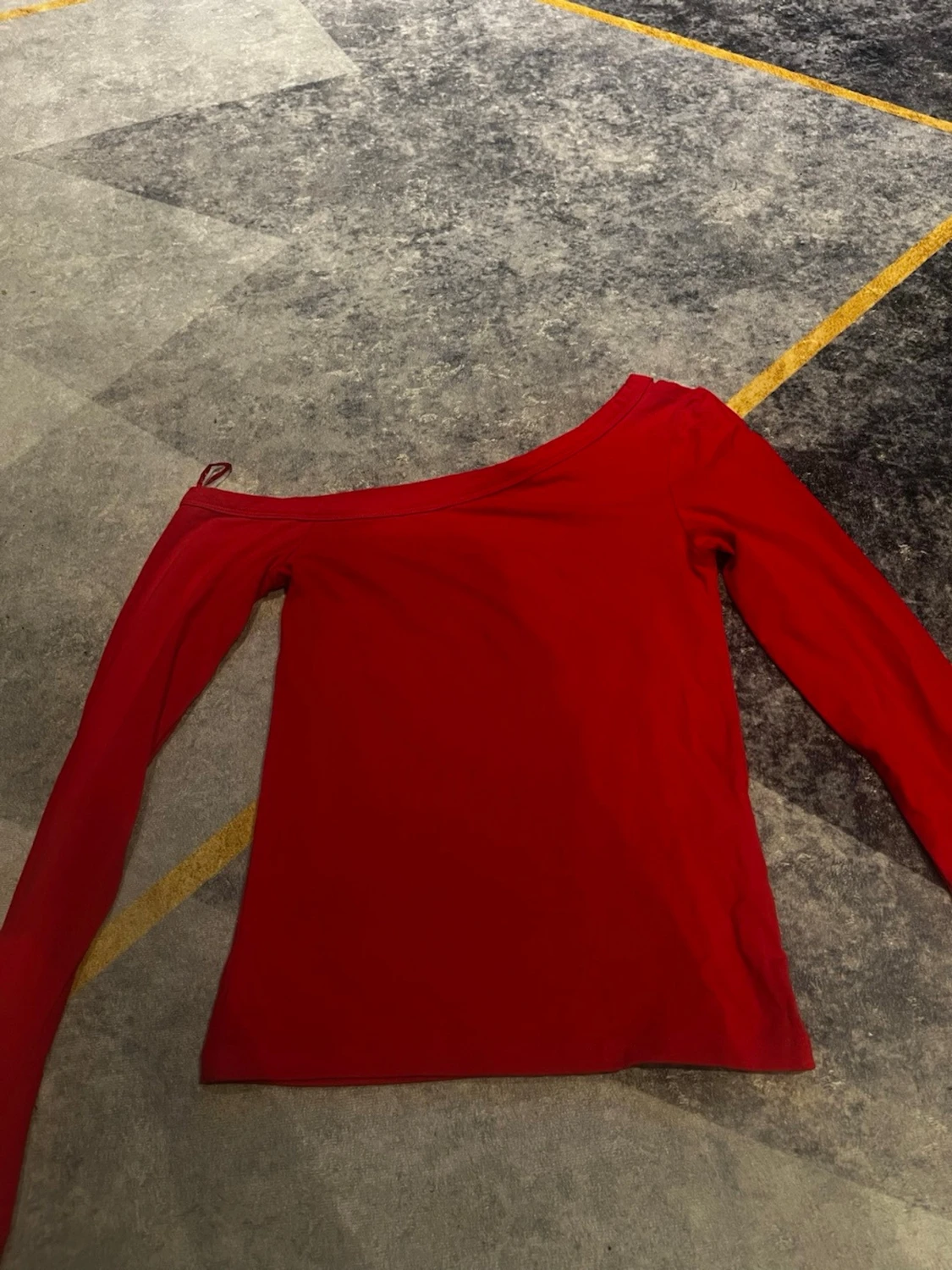 Röd oneshoulder topp från FB Sister