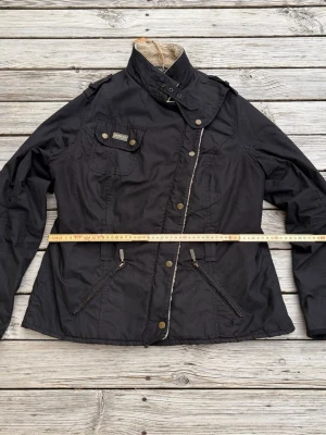 Barbour jacka  - Jacka från barbour Se bild för mått   Bara att fråga om du har några andra funderingar😊