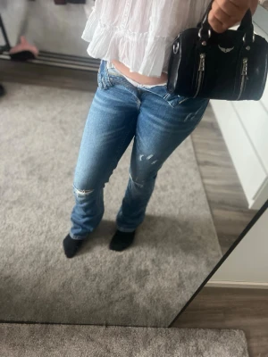 Nya ginatricot jeans med hål i - Ett par helt nya jeans från ginatricot, aldrig använt dom men jag har klippt bort lappen, storlek 170 så skulle säga är du en xs eller en liten s så passar dom, dom är midwest men vill man sy ner så blir dom jättesnygga, men ser inte att dom är de om man har hoodie eller en tröja som går ner över, dom passar it mig längre därför jag säljer dom🌸