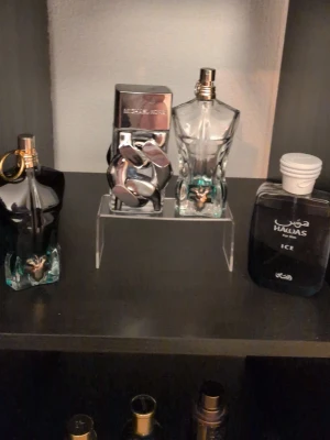 Unika herrparfymer i coola flaskor - Samling av exklusiva parfymer med eleganta flaskor i guld och glas. Flera flaskor har geometriska former och detaljer som metall, krona och reliefmönster. Designen är modern och sticker ut med glänsande ytor och unika lock. (Intresse koll) Säg till så kan vi komma överens om bra pris, fler köp bättre pris.