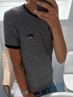 Superdry T-Shirt ~ Vintage - Vintage Superdry T-Shirt | Storlek: S | Passform: Normal Fit | Färg: Grå | Skick: 9/10 Inga Defekter | Pris ej hugget i sten!
