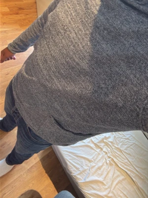 Vintage hoodie - En grå vintage hoodie från jack&jones i storlek xl men sitter som L.