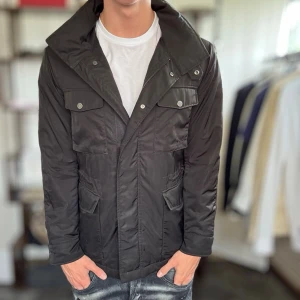 Tiger of sweden field jacket -  Bra skick, använd men inget stort😁. Nypris ca 3000kr. Passar dig som är 175-185cm ungefär. Modellen är 185 cm, 75 kg. Alltid billigare pris vid köp av flera varor‼️🙌Svarar alltid på frågor eller funderingar! 