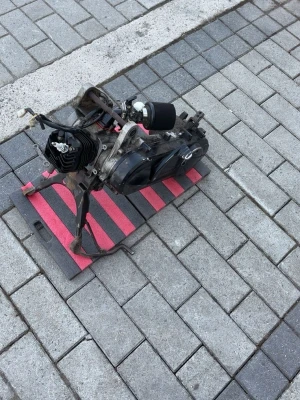 Mopedmotor med cylinder och luftfilter - Säljer en peogeut motor med 70cc tpr och portat motorblock. Bilden på motorn är gammal. Motorn är proffs byggd alltså inget amatör mekk. Motorn är inte ens inkörd utan körd i max 3 timmar. Kan göras orginal om så önskas. Perfekt för dig som kanske vill göra din motor starkare men också för dig som kanske fått Vevras eller liknanden som bara vill köpa ett motorblock. Det som inte ingår är tändning, annars är motorblocket helt komplett. Tveka inte med frågor.