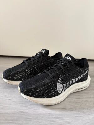 Nike sneakers - NIKE REACT PEGASUS TURBO Malli: DM3414-001 Koko: 35,5 Ovh: 169€ Neutraali askellus  Juuri pestyt
