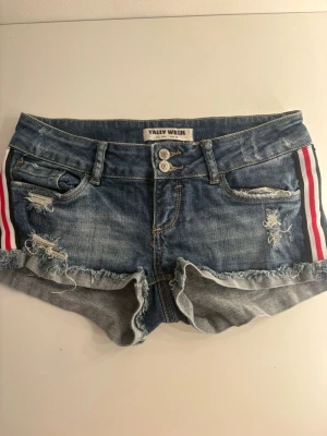 Tally weijl jeansshorts  - Säljer dessa jättesnygga jeansshorts från tally weijl! Priset går alltid att diskutera och shortsen finns kvar tills den är markerad såld. 💓 Midjemått rakt över: 35cm Längd på sidan: 21cm