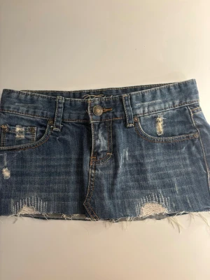 Fishbone jeanskjol - Säljer denna jätte snygga jeanskjolen från fishbone!  Priset går alltid att diskutera och kjolen finns kvar tills den är markerad såld. 💓 Midjemått rakt över: 37cm Längd på sidan: 25cm