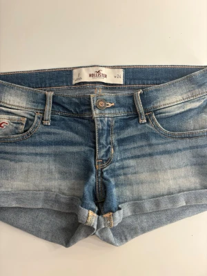 Hollister jeansshorts  - Säljer dessa jättesnygga jeansshorts från Hollister! Priset går alltid att diskutera och shortsen finns kvar tills den är markerad såld. 💓 Midjemått rakt över: 36cm Längd på sidan: 20cm