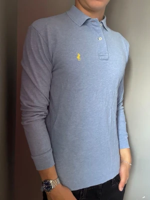 Ljusblå Ralph Lauren långärmad piké – S  - Säljer denna stilrena och snygga ljusblå  Ralph Lauren långärmade piké. Pikén är i  mycketbra skick. Har du några frågor? Tveka inte att höra av dig. Allt got Deluxe Garderoben ⭐️ 
