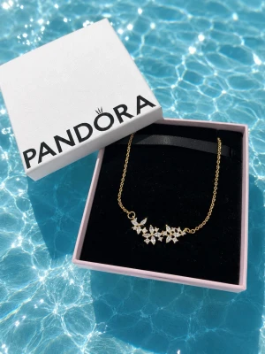 Pandora Halsband Guldfärgat med Blommotiv & Cubic Zirconia - * Elegant guldfärgat halsband med glittrande cubic zirconia. * Mycket fint skick. * Levereras utan ask. * Saknar stämpel. * Skickas snabbt efter genomförd betalning.