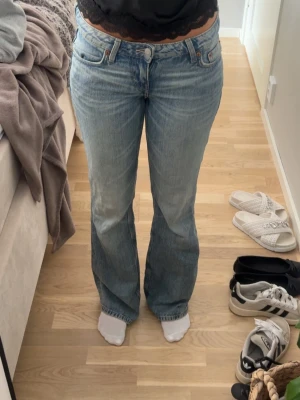 Low waist bootcut jeans   - Low waist bootcut jeans från weekday i storlek W26 och L32💕 använt ett fåtal gånger, är i bra mycket bra skick💕 (jag är 165cm) 