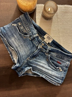 Snygga jeans shorts ❤️ - Skit snygga jeans shorts som jag köpte i London på urban outfiters 2025❤️Har tyvär ej några bilder med dom på, och säljer pga att de är för små 💕Storleken på dom står 28 W vilket jag skulle säga är ungefär M.  Skriv om du har några frågor!🫶🏼//Pris går att diskuteras! 