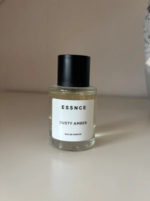ESSNCE Dusty Amber - Parfrym från ESSNCE med doften Dusty Amber som knappt är använd. 50ml