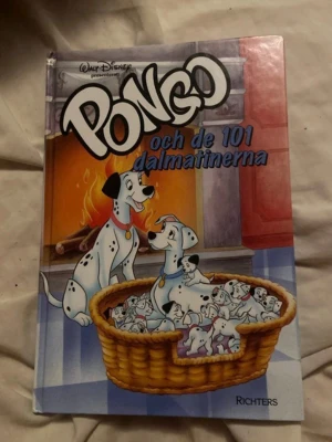 Pongo och de 101 dalmatinerna bok - En färgglad barnbok med hårda pärmar, illustrerad med motiv från Disneyfilmen om Pongo och de 101 dalmatinerna. Boken har blå och röda toner på omslaget och är utgiven av Richters. Perfekt för dig som gillar klassiska Disneyberättelser.