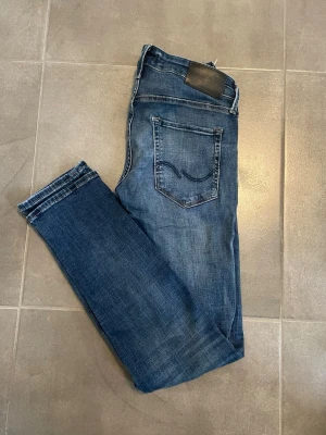 Jack & Jones Glenn Icon Slim Fit Jeans - Riktigt snygga slim fit jeans med cool fade från Jack & Jones! Slim/Glenn (JJIGLENN JJICON JJ)🙌 W30 L32