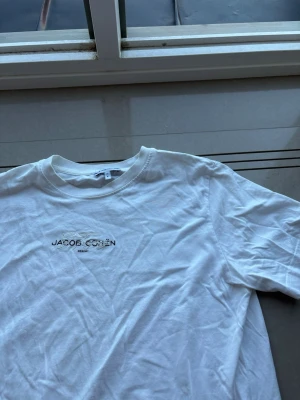 Vit t-shirt från Jacob Cohen - Säljer en vit t-shirt från Jacob Cohen i fint skick. Lite skrynklig men inga permanenta flaws. 
