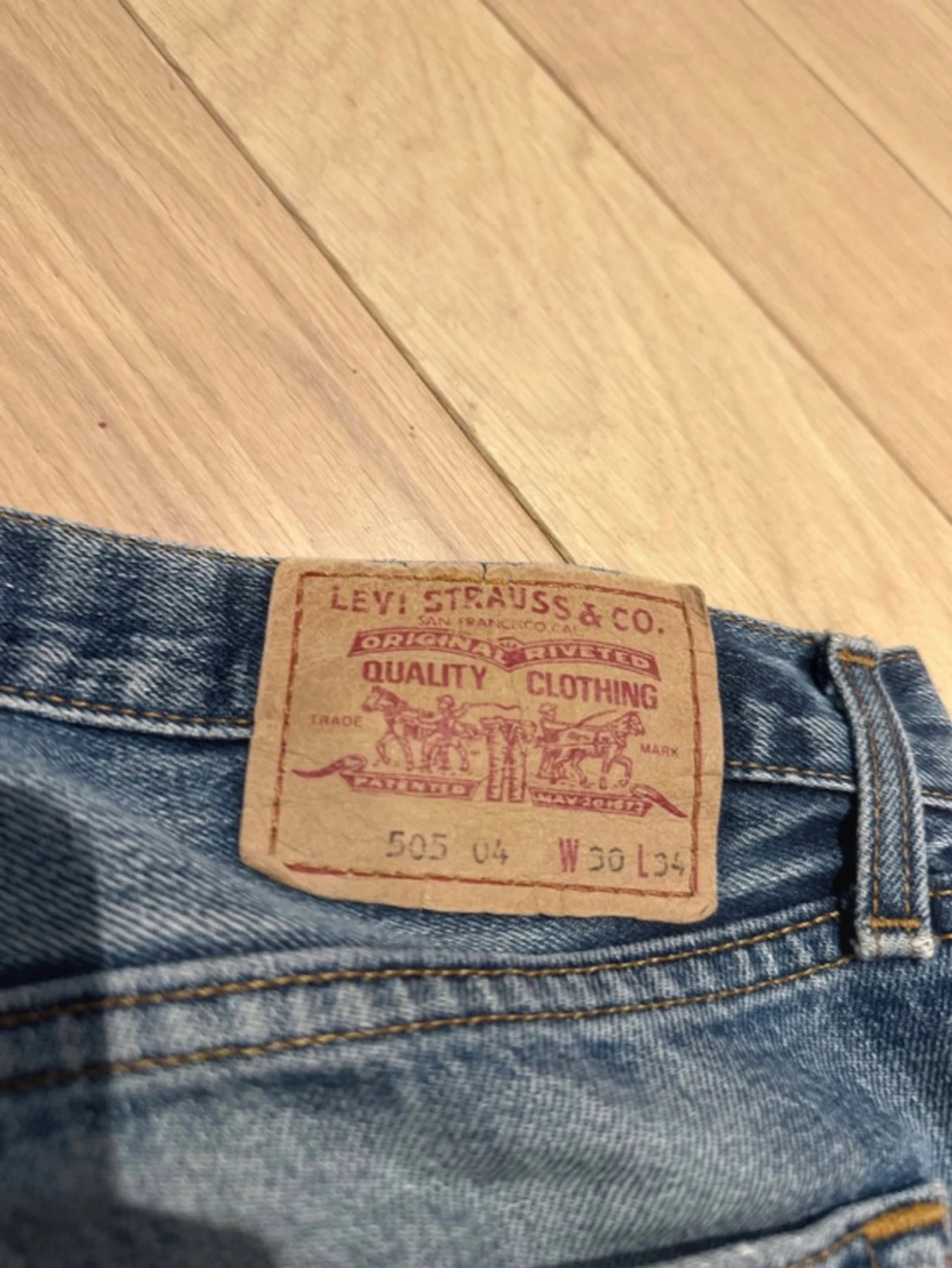 Galet snygga Levis med slitningar - 6