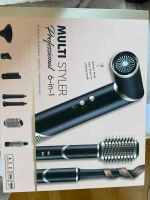 Multi Styler 6-i-1 rusta  - Säljer en Multi Styler Professional 6-i-1 hårstyler i svart och guld. Inkluderar flera utbytbara tillbehör för att locka, borsta, föna och styla håret. Har olika värmelägen, cool shot och 1500W effekt. Perfekt för att fixa olika frisyrer hemma. Skriv för prisförslag!  Bara testad så som ny men har tyvärr inget kvitto kvar